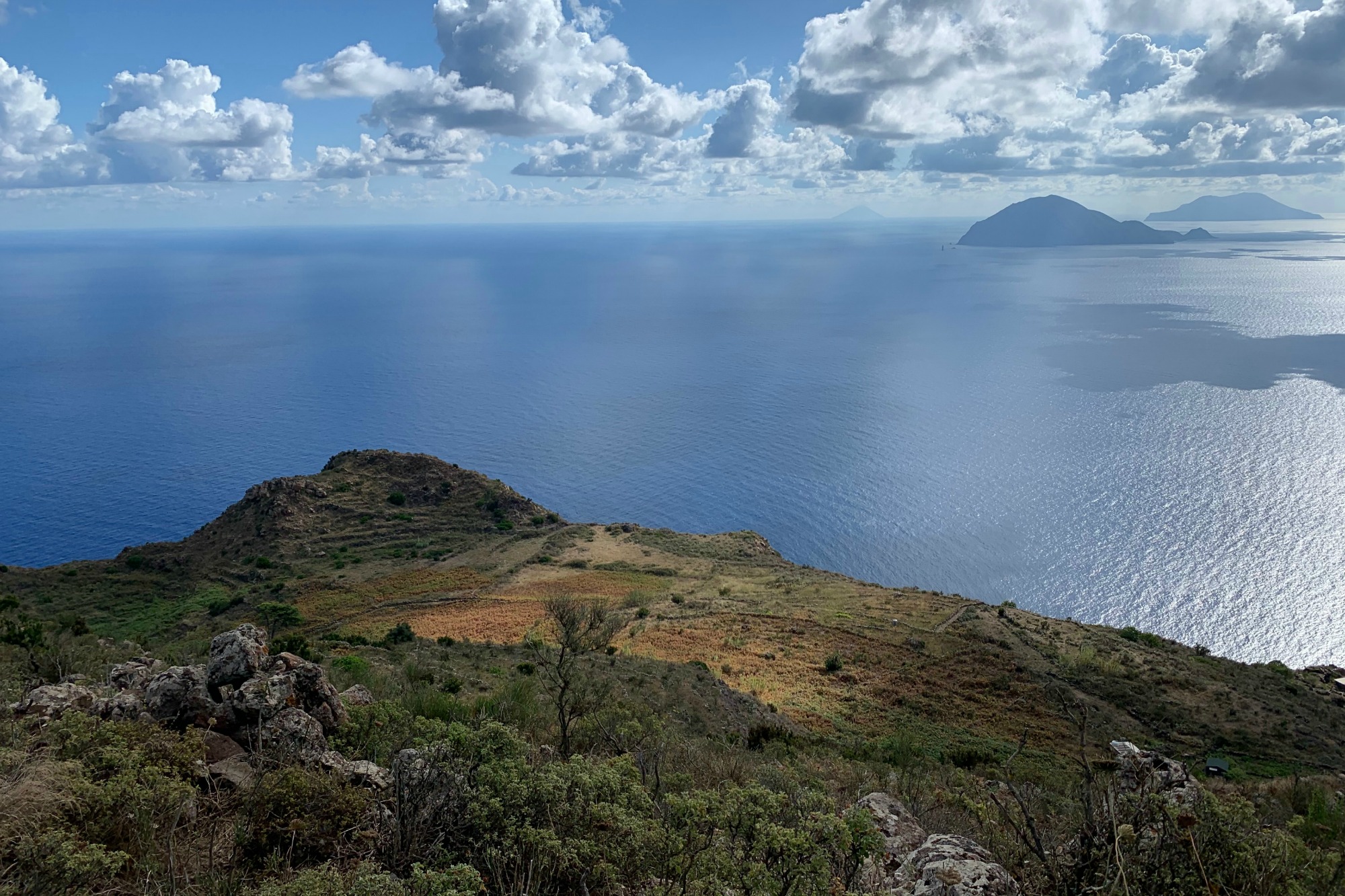 Alicudi, nel verde dipinto di blu